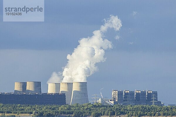 Landschaftspark Bärwalder See  Bergbaufolgelandschaft  Restloch des Tagebaus Bärwalde  Silhouette des Kraftwerkes Boxberg  Klitten  Sachsen  Deutschland  Europa