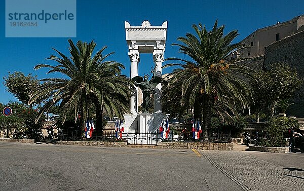 Denkmal für die während des Ersten Weltkrieg gefallenen Korsen in der Hafenstadt Calivi im Westen der Mittelmeer-Insel Korsika  Frankreich  Europa