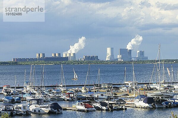 Landschaftspark Bärwalder See  Bergbaufolgelandschaft  Restloch des Tagebaus Bärwalde  Silhouette des Kraftwerkes Boxberg  Klittener Hafen  Mole  Yachten  Klitten  Sachsen  Deutschland  Europa