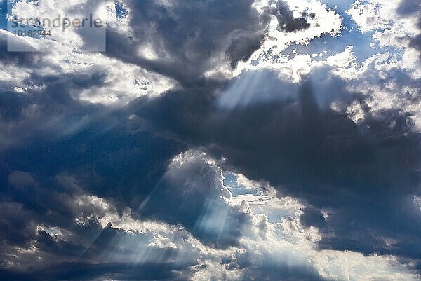 Gegenlichtaufnahme vom sommerlichen Wolkenhimmel  der den Wetterumschwung ankündigt  Allgäu  Bayern  Deutschland  Europa