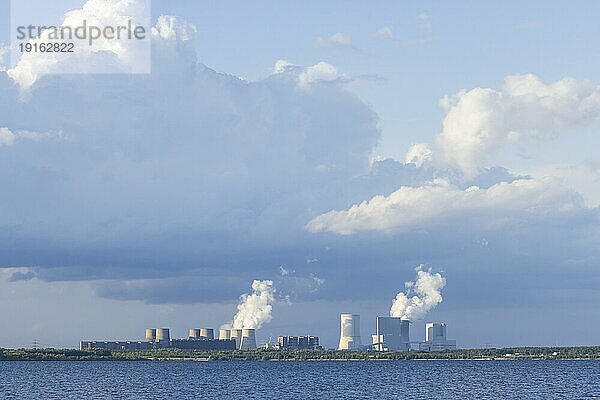 Landschaftspark Bärwalder See  Bergbaufolgelandschaft  Restloch des Tagebaus Bärwalde  Silhouette des Kraftwerkes Boxberg  Klitten  Sachsen  Deutschland  Europa