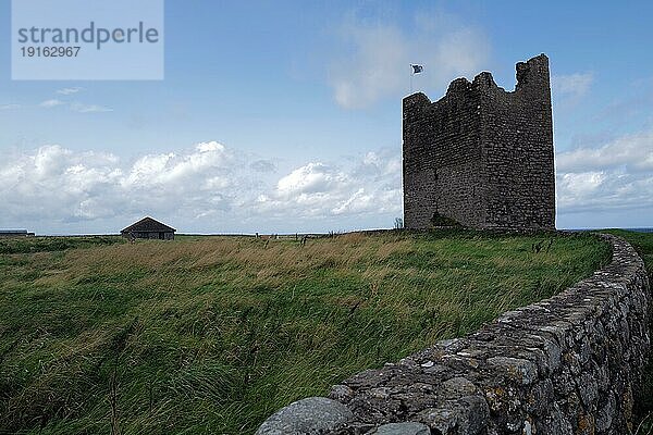 Blick auf Roslee Castle in der Nähe von Easkey  das 1207 erbaut wurde und am wilden Atlantikweg liegt. Easkey  Sligo  Irland  Europa