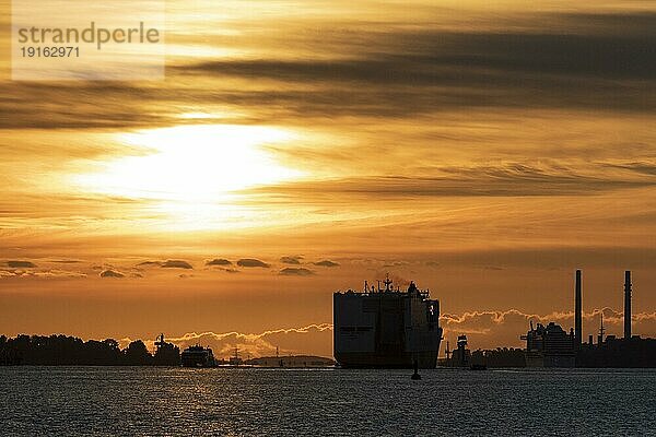 Silhouette der Great Antwerp  RoRo- (roll on roll off) und Containerschiff der Reederei Grimaldi Lines  unterwegs im Abendrot bei Sonnenuntergang auf der Elbe im Hamburger Hafen  Hamburg  Deutschland  Europa