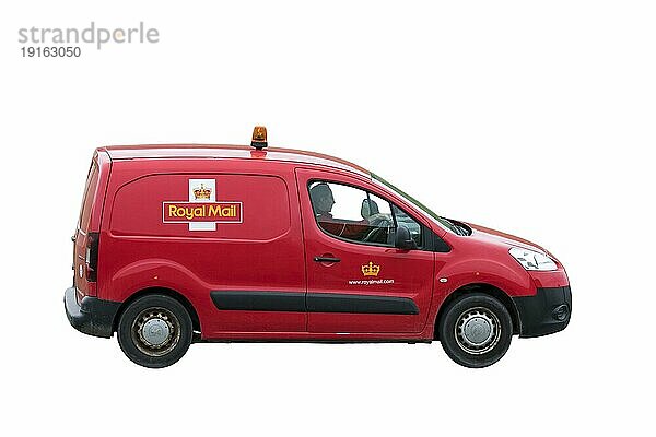 Britischer Postbote fährt roten Peugeot Partner British Royal Mail Postwagen vor weißem Hintergrund