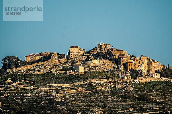 Blick auf ein Bergdorf Corbara im Westen der Mittelmeer-Insel Korsika  Frankreich  Europa