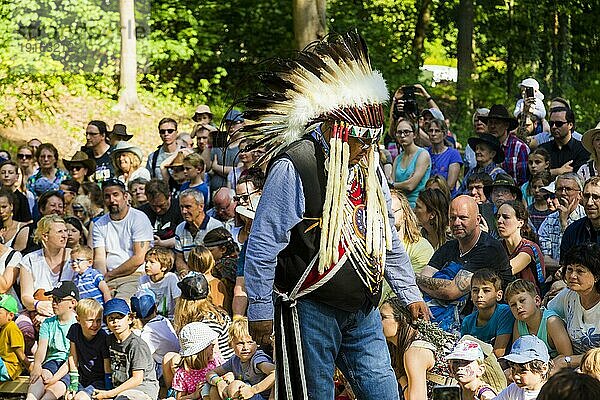 Die Karl-May-Festtage finden seit 1991 jedes Jahr an einem Maiwochenende im Lössnitzgrund Radebeul im Andenken an den Schriftsteller Karl May statt. Zu dem Fest kommen jährlich ca. 30.000 Gäste. Präsentation der Oglala Lakota Nation