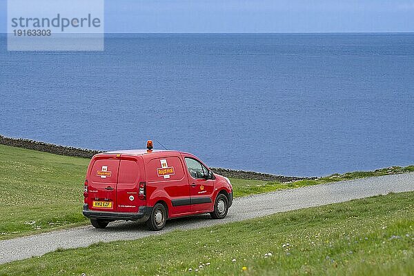 Postbote fährt mit rotem Peugeot Partner Royal Mail Postwagen entlang einer einsamen Küstenstraße in Shetland  Schottland  UK