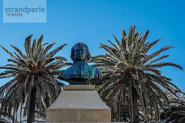 Denkmal des Arztes Charles-Jacob Marchal de Calvi (1815-1873) in Calvi im Westen der Mittelmeer-Insel Korsika  Frankreich  Europa