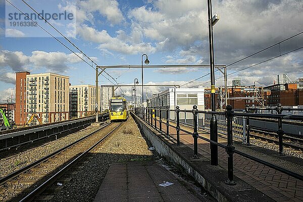 Ein schöner Tag als gelber Zug. Manchester  England  Großbritannien  Europa