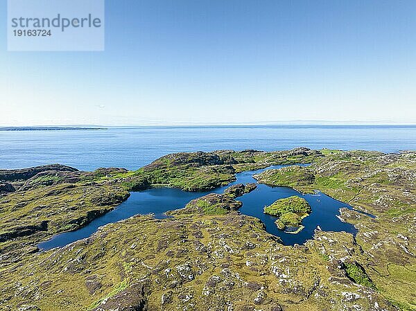 Luftbild von den dünn besiedelten Nordwest Highlands  mit dem Süßwassersee Maiden Loch links und Loch na h-Airighe Bige rechts  am Horizont der Atlantische Ozean  Grafschaft Sutherland  nordwestliche Highlands  Schottland  Großbritannien  Europa