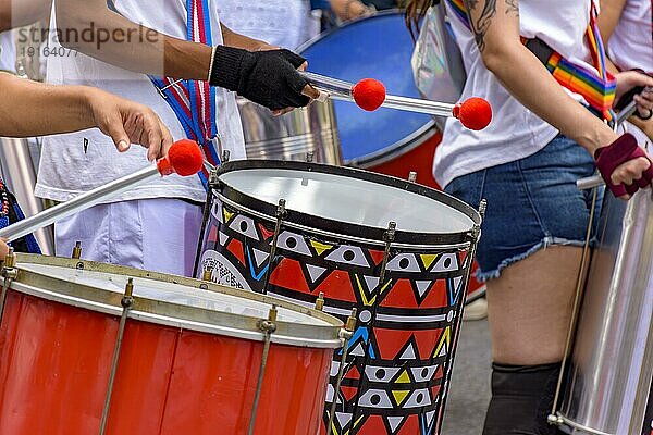 Samba und Karneval in den Straßen Brasiliens mit Menschen und ihren Musikinstrumenten  Brasilien  Südamerika