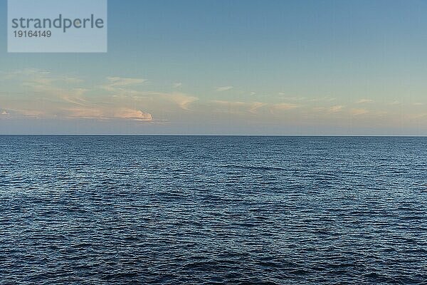 Mittelmeer in Abendstimmung  Blauer Himmel  Abend  Horizont  Meer  Wasser