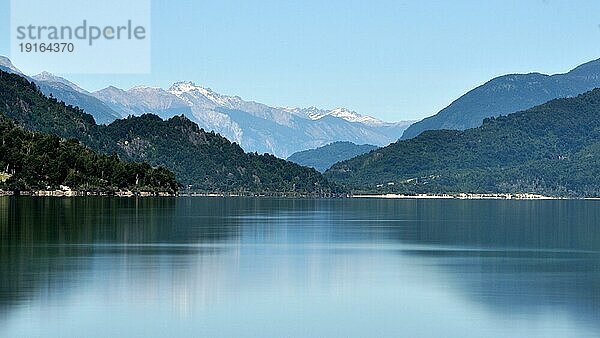 Langzeitbelichtung des Sees Lago Tagua-Tagua in den Anden im Süden Chiles  Patagonien  Chile  Südamerika