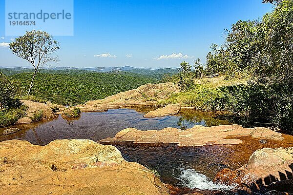 Fluss mit ruhigem  kristallklarem Wasser inmitten von Felsen  Bergen und Vegetation im Naturschutzgebiet Muaimii in Minas Gerais