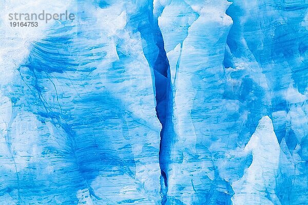 Eisspalte auf einem Gletscher in der Arktis  Svalbard