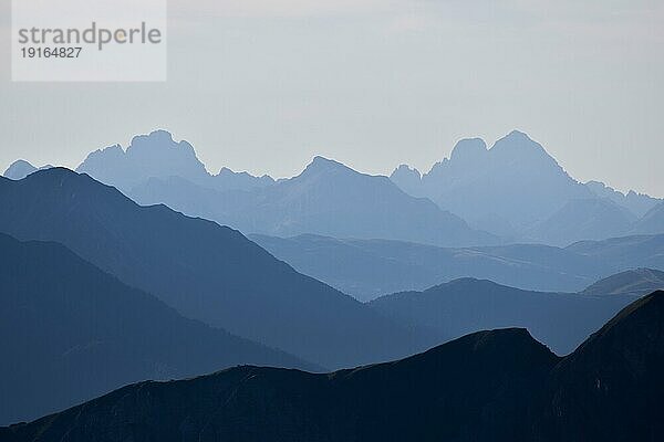 Bergkämme und Gipfel der Dolomiten als Silhouette im Gegenlicht