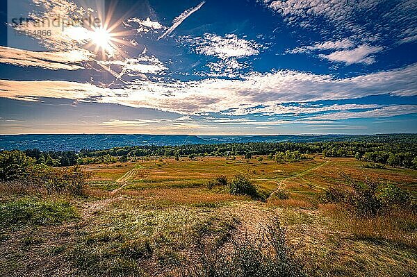 Blick über die Stadt Jena und die Wiesen am Windknollen vom Napoleonweg aus mit Sonnenstern am Himmel  Jena  Thüringen  Deutschland  Europa