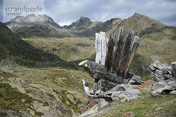 Holzskulptur in Form eines Steinadlers mit Fisch  Kaunertaler Gletscherstraße  Kaunertal  Tirol  Österreich  Europa