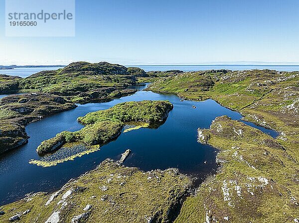 Luftbild von den dünn besiedelten Nordwest Highlands  mit dem Süßwassersee Loch na h-Airighe Bige  am Horizont der Atlantische Ozean  Grafschaft Sutherland  nordwestliche Highlands  Schottland  Großbritannien  Europa
