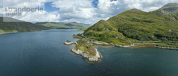 Luftbild-Panorama vom Meeresarm Loch Ailort in den West Highlands  Roshven  Schottland  Großbritannien  Europa