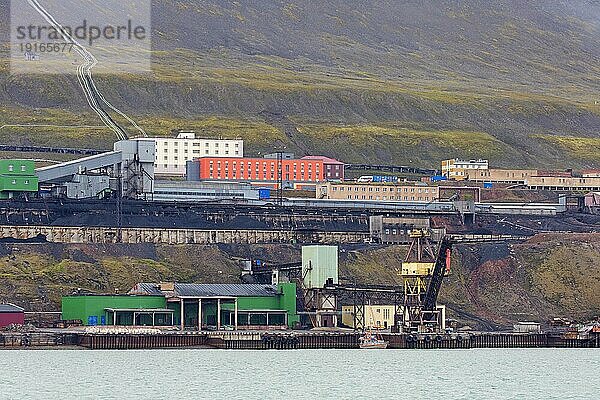 Kohlebergbaugebäude in Barentsburg  russische Kohlebergbausiedlung am Isfjorden  Spitzbergen  Svalbard  Norwegen  Europa