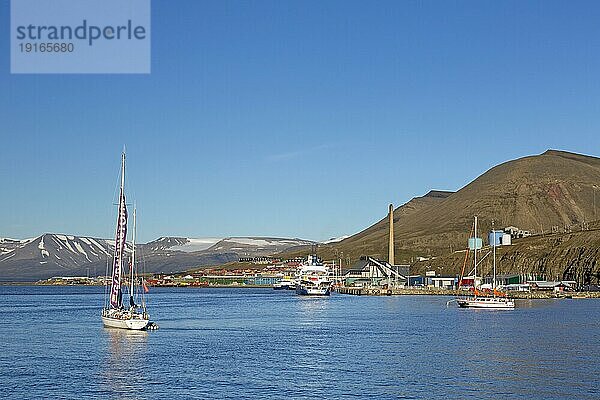 Segelboote im Hafen von Longyearbyen in der Sommernacht  Svalbard  Spitzbergen