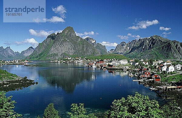 Das Fischerdorf Reine  Moskenes  Moskenesøya  Lofoten Inseln  Nordland  Norwegen  Europa