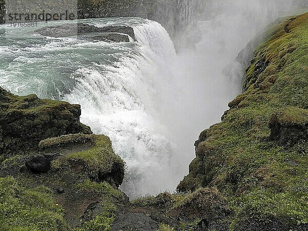 Der Gullfoss Wasserfall des Flusses Hvita im Haukadalur Tal im Süden Islands