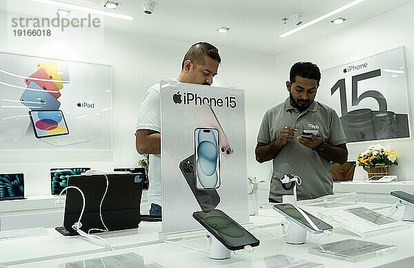 Apple Smartphones der iPhone 15 Serie  ausgestellt in einem von Apple autorisierten Händler iTech während des ersten Verkaufstages der Geräte in Guwahati  Assam  Indien  am 22. September 2023  Asien
