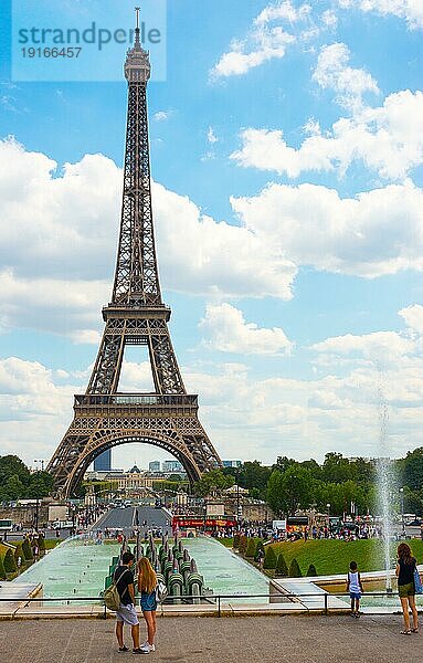 Junges Liebespaar vor dem Eiffelturm  vom Place du Trocadéro aus gesehen  Paris  Frankreich  Europa