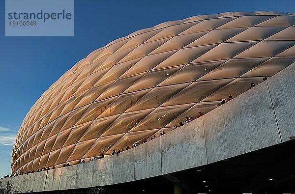 Außenaufnahme  Übersicht  Stadionhülle  Sonnenuntergang  Abendstimmung  Champions League  Allianz Arena  München  Bayern  Deutschland  Europa