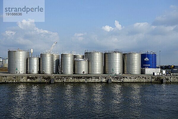 Lagertanks von TWZ  Sammler von gefährlichen und nicht gefährlichen Industrieabfällen aus dem Schiffsverkehr im Hafen von Gent  Ostflandern  Belgien  Europa