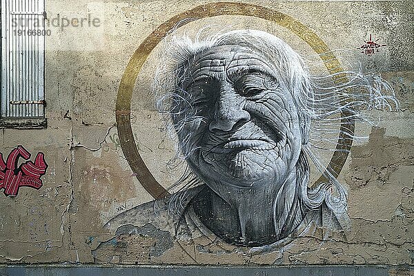 Portrait einer alten Frau an einer alten Hausfassade  Paris  Frankreich  Straßenkunst  Europa