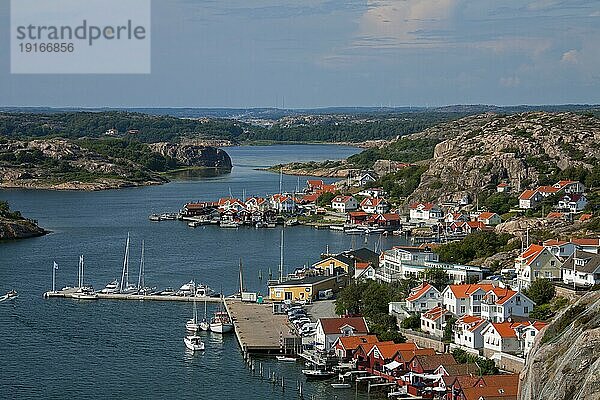 Blick auf den Hafen des Fischerdorfs Fjällbacka  Bohuslän  Schweden  Europa