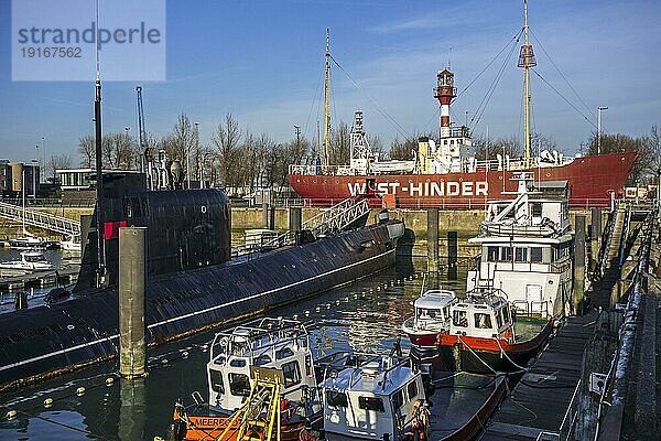 Russisches U Boot B 143  U 480 Foxtrot Typ 641 und Feuerschiff Westhinder II im Seafront Maritime Theme Park in Zeebrugge  Belgien  Europa