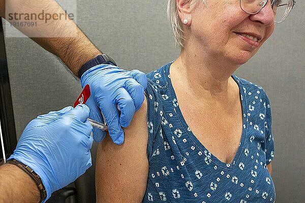 Detroit  Michigan USA  18. September 2023  Susan Newell  74  erhält eine der ersten aktualisierten Covidimpfungen in einer örtlichen Walgreens Apotheke. Der neue Impfstoff soll vor einer Covid Variante namens XBB.1.5 schützen