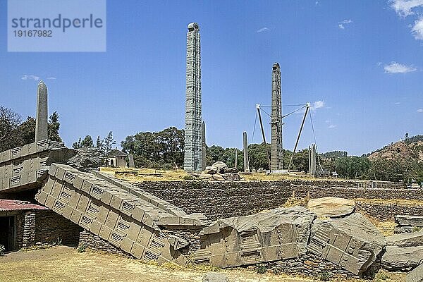 Die Stele des Königs Ezana aus dem 4. Jahrhundert und die umgestürzte und zerbrochene Große Stele im nördlichen Stelenpark in Axum  Aksum  Region Tigray  Äthiopien  Afrika