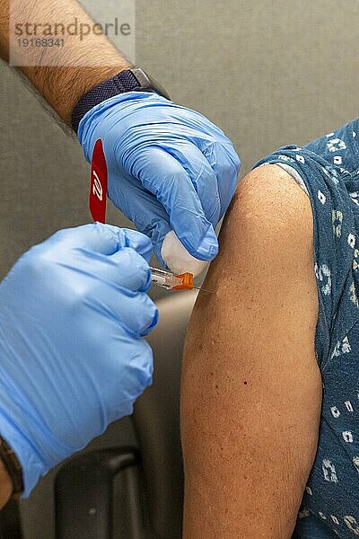 Detroit  Michigan USA  18. September 2023  Susan Newell  74  erhält eine der ersten aktualisierten Covidimpfungen in einer örtlichen Walgreens Apotheke. Der neue Impfstoff soll vor einer Covid Variante namens XBB.1.5 schützen