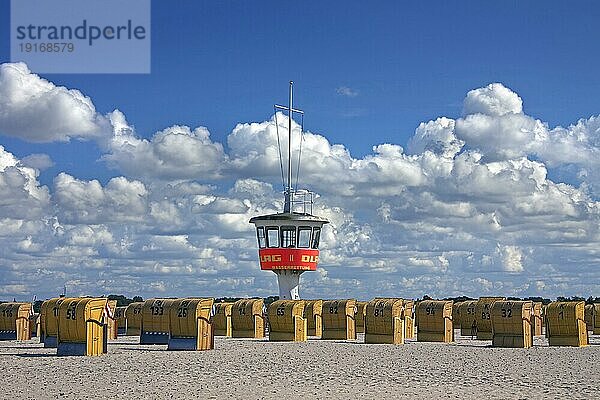 Rettungsschwimmerturm und überdachte Strandkörbe am Strand von Travemünde  Lübeck  Deutschland  Europa