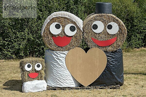 Brautpaar  Hochzeitspaar  Braut und Bräutigam mit Kind aus Strohballen  Herz mit Raum für Text  Schotten  Vogelsberg  Hessen  Deutschland  Europa