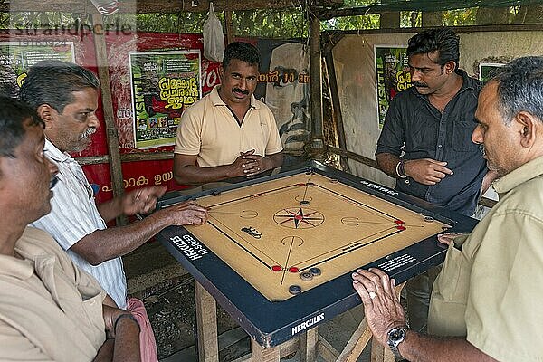 Indischer Mann spielt Carrom Brettspiel  Munnar  Kerala  Indien  Asien