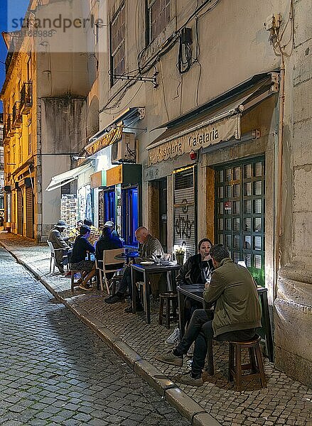 Außenrestaurant in Alfama bei Nacht  Lissabon  Portugal  Europa