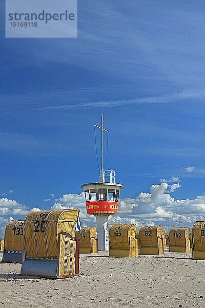 Rettungsschwimmerturm und überdachte Strandkörbe am Strand von Travemünde  Lübeck  Deutschland  Europa