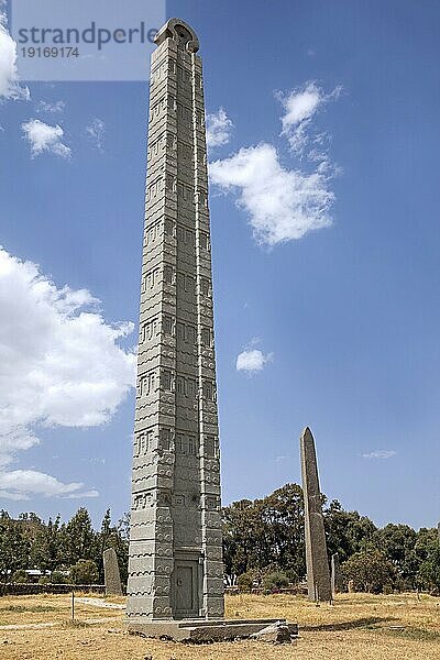 Stele des Königs Ezana aus dem 4. Jahrhundert im nördlichen Stelenpark in Axum  Aksum  Region Tigray  Äthiopien  Afrika