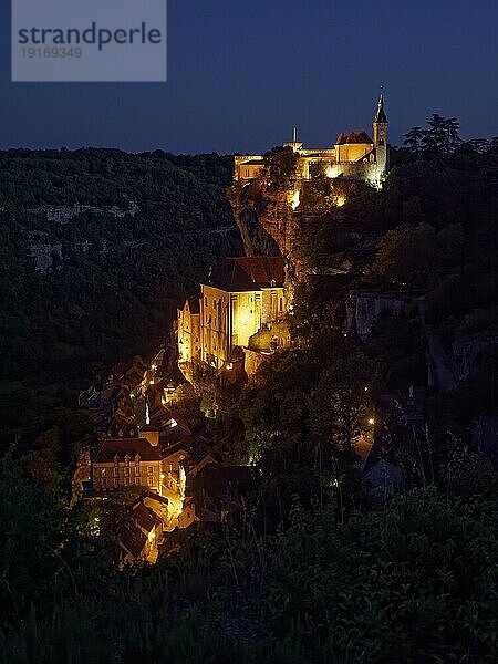 Burg auf Hügel  blaue Stunde  Rocamadour  Frankreich  Europa