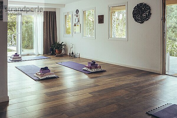 Leeres Yogastudio innen. Raum kopieren