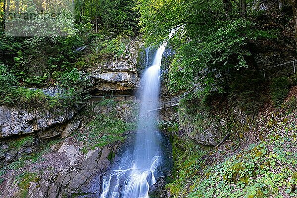 Der Giessbach Wasserfall in Langzeitbelichtung an der Bergseite in Giessbach  Brienz  Berner Oberland  Kanton Bern  Schweiz  Europa