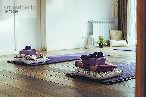 Leeres Yogastudio Interieur mit Matten und Zubehör. Raum kopieren