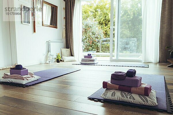 Nettes Yogastudio mit Matten auf dem Boden