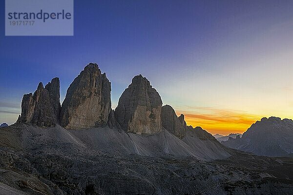 Drei Zinnen  drei markante Berggipfel in den Sextner Dolomiten bei Sonnenuntergang im Herbst  Südtirol  Italien  Europa